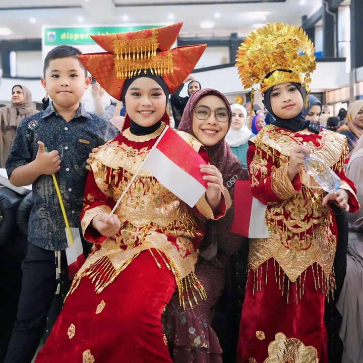 <p>Tidak sendirian, sang adik, Khadeejah Faatimah Abdullah, juga turut berparade bersama sang kakak dengan pakaian adat yang serupa. Cantik banget, ya. (Foto: Instagram: @ibrahimmuhammadabdullah)</p>