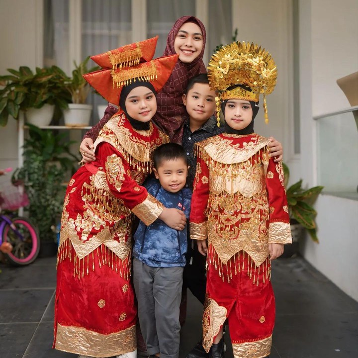 <p>Setelah menikah dengan Ory Vitrio, Oki Setiana Dewi dikaruniai empat orang anak, Bunda. Salah satu anak Oki yang kerap disorot adalah Maryam Nusaibah Abdullah. (Foto: Instagram: @maryam_nusaibah_abdullah)</p>