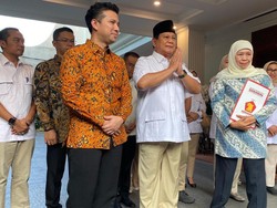 Prabowo Sambut Kedatangan Khofifah Emil Dardak di Kertanegara
