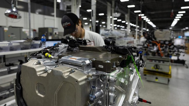 Honda memulai lagi produksi mobil hidrogen fuel cell pada Rabu (5/6/2024) setelah berhenti pada 2021. Lokasi yang dipilih bukan di Jepang, melainkan di Ohio, Amerika Serikat yang menjadikan itu untuk pertama kalinya. Model fuel cell yang diproduksi a
