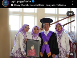 Momen Haru Prof Liliek Jadi Guru Besar UGM, Bawa Foto Mendiang Putri