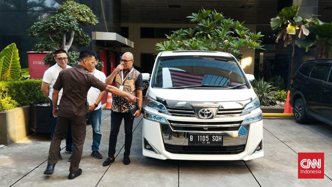 Kemal Redindo, putra Syahrul Yasin Limpo (SYL) diperiksa KPK sebagai saksi kasus TPPU dengan tersangka ayahnya. Dia juga menyerahkan mobil ke KPK.