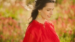 img-title Gaya Putri Yordania Perdana Pamer Baby Bump, Tampil Merona dengan Gaun Merah