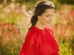 Gaya Putri Yordania Perdana Pamer Baby Bump, Tampil Merona dengan Gaun Merah