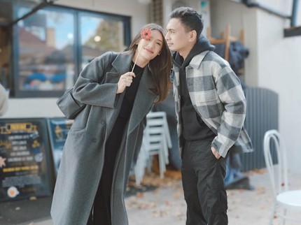 5 Potret Couple Outfit Anissa Aziza & Raditya Dika, Kompak Kenakan Pakaian Tone Warna Senada