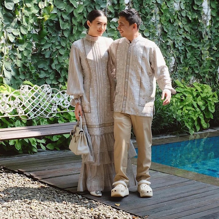 <p>Saat merayakan Hari Raya Idul Fitri 2024, Raditya Dika dan Anissa Aziza kompak mengenakan busana Lebaran. Mereka memilih busana Muslim berwarna <em>beige</em> yang lembut, dilengkapi dengan sepatu putih. (Foto: Instagram @anissaaziza @raditya_dika)</p>