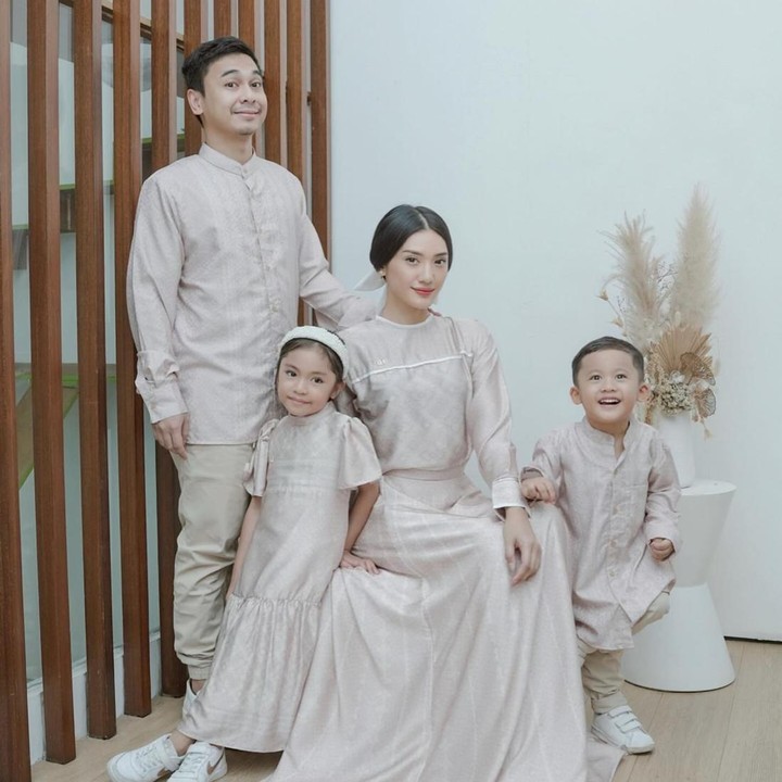 <p>Pada momen Idul Fitri tahun lalu, Raditya Dika juga membagikan potret kompak bersama keluarga. Tak hanya Anissa, kedua anak mereka juga diajak memakai busana yang senada. Mereka mengenakan busana Muslim berwarna <em>beige</em> polos. (Foto: Instagram @anissaaziza @raditya_dika)</p>