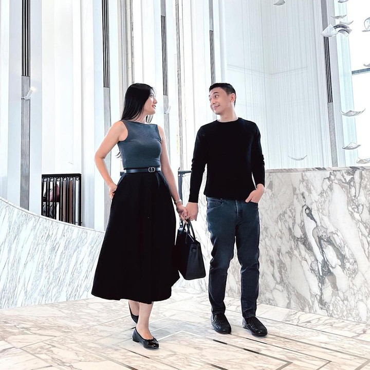 <p>Anissa Aziza dan Raditya Dika bahagia menjalani rumah tangga sejak 5 Mei 2018. Di waktu luang, pasangan ini kerap melakukan <em>quality time</em> dengan memakai <em>matching outfit.</em> Intip saja potret mereka saat menghadiri acara semi formal. Anissa tampil <em>chic</em> dengan <em>midi dress</em> yang senada dengan <em>sweatshirt</em> sang suami. (Foto: Instagram @anissaaziza @raditya_dika)</p>
