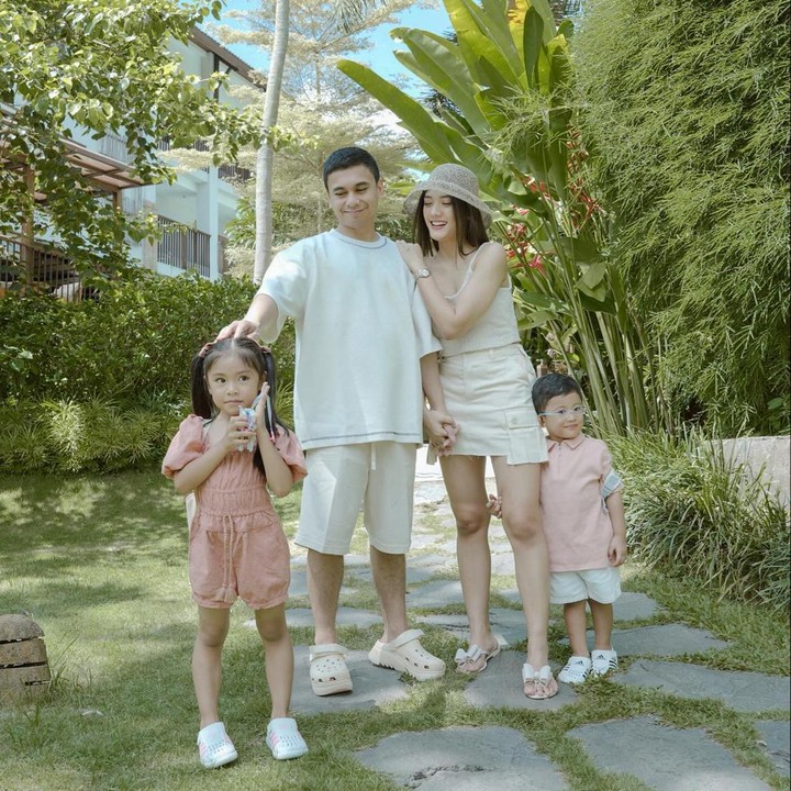 <p>Ketika mengajak anak-anak berlibur, Anissa Aziza dan Raditya Dika kompak mengenakan busana kasual. Tampilan <em>laidback outfit</em> mereka sangat cocok dengan nuansa liburan tropis. Sementara itu, kedua anak mereka memaka busana dengan warna salem yang senada. (Foto: Instagram @anissaaziza @raditya_dika)</p>