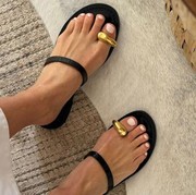 Tren Sandal Musim Panas Paling Disorot Tahun Ini, Sandal Jeli Punya Banyak Peminat?