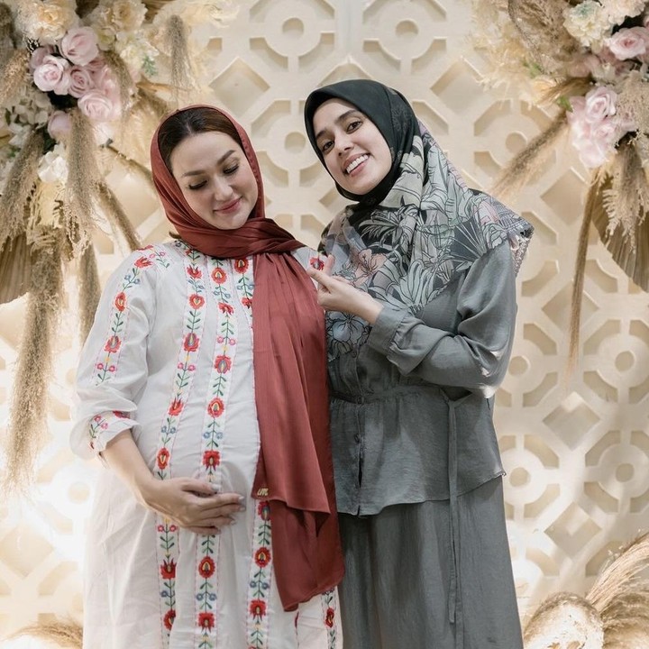 <p>Salah satu teman Tengku Dewi yang hadir dalam acara tasyakuran kehamilan tersebut adalah aktris Fairuz A Rafiq. “Tasyakuran tujuh bulan kehamilanku kemarin <em>surrounded by good poeple Masyallah</em>” tulis sang ibu hamil. (Foto: askar_photography by Instagram @tengkudewiputri_tdp)</p>