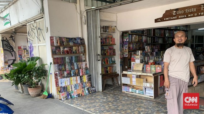 Legendaris dari 1980an sebagai sentra buku, Kwitang yang kini jumlah pelapaknya merosot masih tetap ada sebagai area 'thrifting' buku di tengah gempuran digital