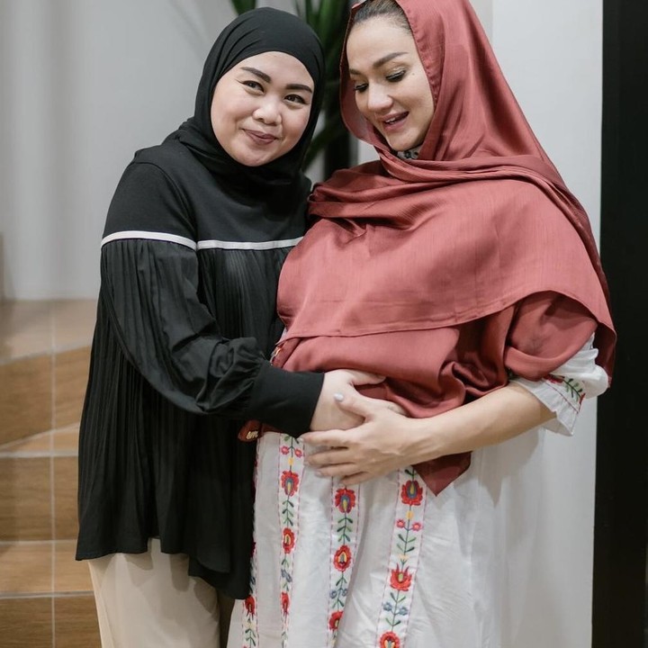 <p>Tak hanya itu, kehamilan keduanya juga menyadarkan Tengku Dewi atas betapa besar perjuangan yang harus dilakukan oleh seorang Bunda. Menurutnya, menjadi seorang Bunda berarti mengusahakan yang terbaik bagi Si Kecil. (Foto: askar_photography by Instagram @tengkudewiputri_tdp)</p>