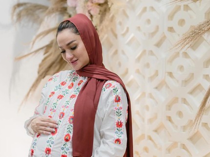 7 Potret Tasyakuran Kehamilan Tengku Dewi Putri, Bersyukur Dikelilingi Orang Baik