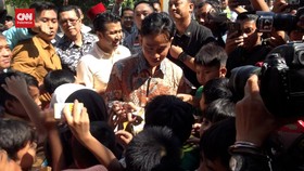 VIDEO: Gibran Bagi Buku Bersampul Jan Ethes ke Anak SD di Surabaya