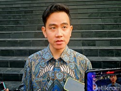 Kata Gibran Soal Bagi-bagi Buku Bersampul Jan Ethes