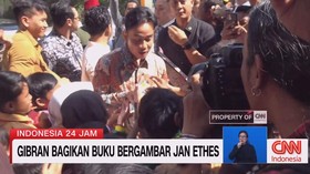 VIDEO: Gibran Bagikan Buku Bergambar Jan Ethes