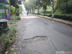 Pengendara Keluhkan Sampah dan Lubang di Jalan Taman Pemuda Cirebon