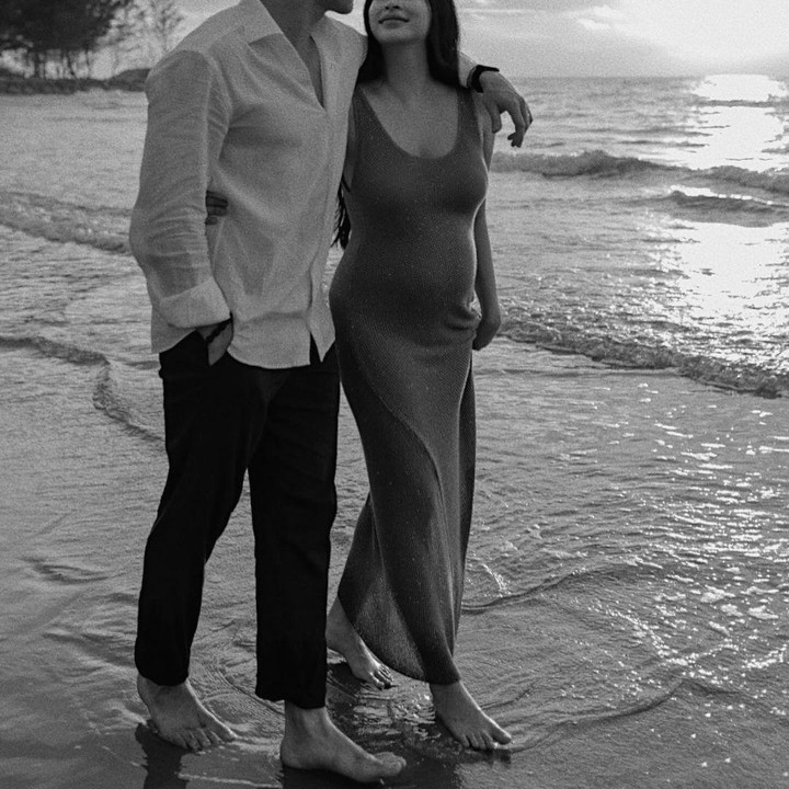 <p>Dua tahun menikah, Jane mengumumkan bahwa dirinya tengah mengandung anak pertama, Bunda. Ia mengunggah potret bersama sang suami seraya berjalan di pantai. (Foto: Instagram: @janetira)</p>