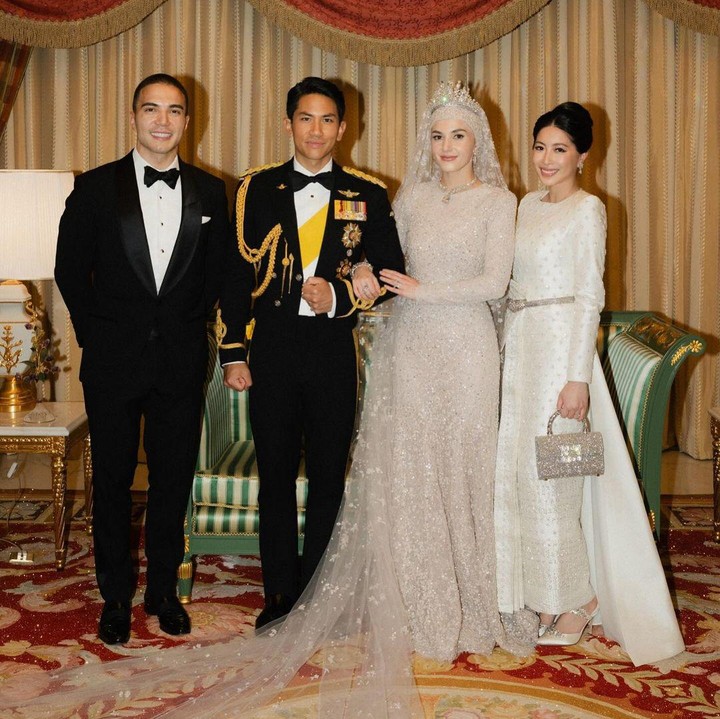 <p>Pangeran Mateen asal Brunei menikah dengan Anisha Rosnah pada 11 Januari 2024, Bunda. Diketahui, Anisha sendiri merupakan adik dari sang sahabat, Daniel Deen Isa Kalebic. (Foto: Instagram: @janetira)</p>