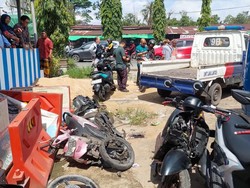 Truk Kontainer di Kubu Raya Gagal Nanjak Lalu Seruduk 7 Motor, 1 Bocah Luka