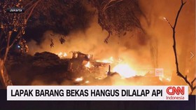 VIDEO: Lapak Barang Bekas Hangus Dilalap Api
