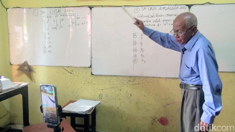Achmad Melan, Pensiuan Guru di Purworejo yang Ngajar Matematika via Live TikTok, saat ditemui detikJateng di rumahnya, Sabtu (8/6/2024).