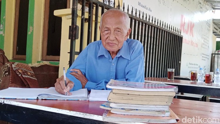 Mbah Guru Achmad Melan, Pensiuan Guru di Purworejo yang Ngajar Matematika via Live TikTok, saat ditemui detikJateng di rumahnya, Sabtu (8/6/2024).
