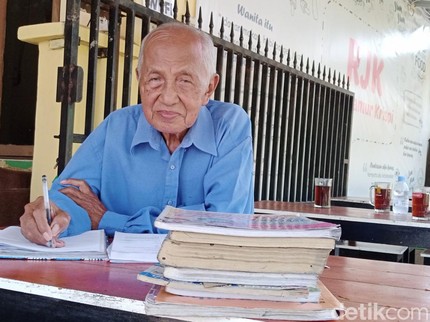 7 Fakta Mbah Guru Matematika, Jualan Jamur Geprek Sebelum Viral Ngajar Live di Tiktok
