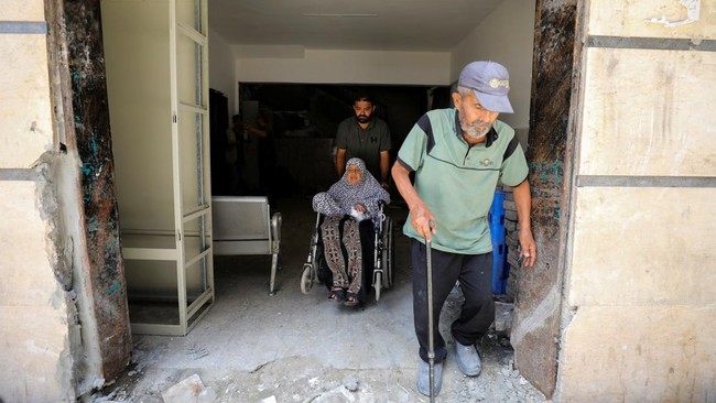 FOTO: Nestapa Warga Gaza Mesti Cuci Darah di Reruntuhan RS