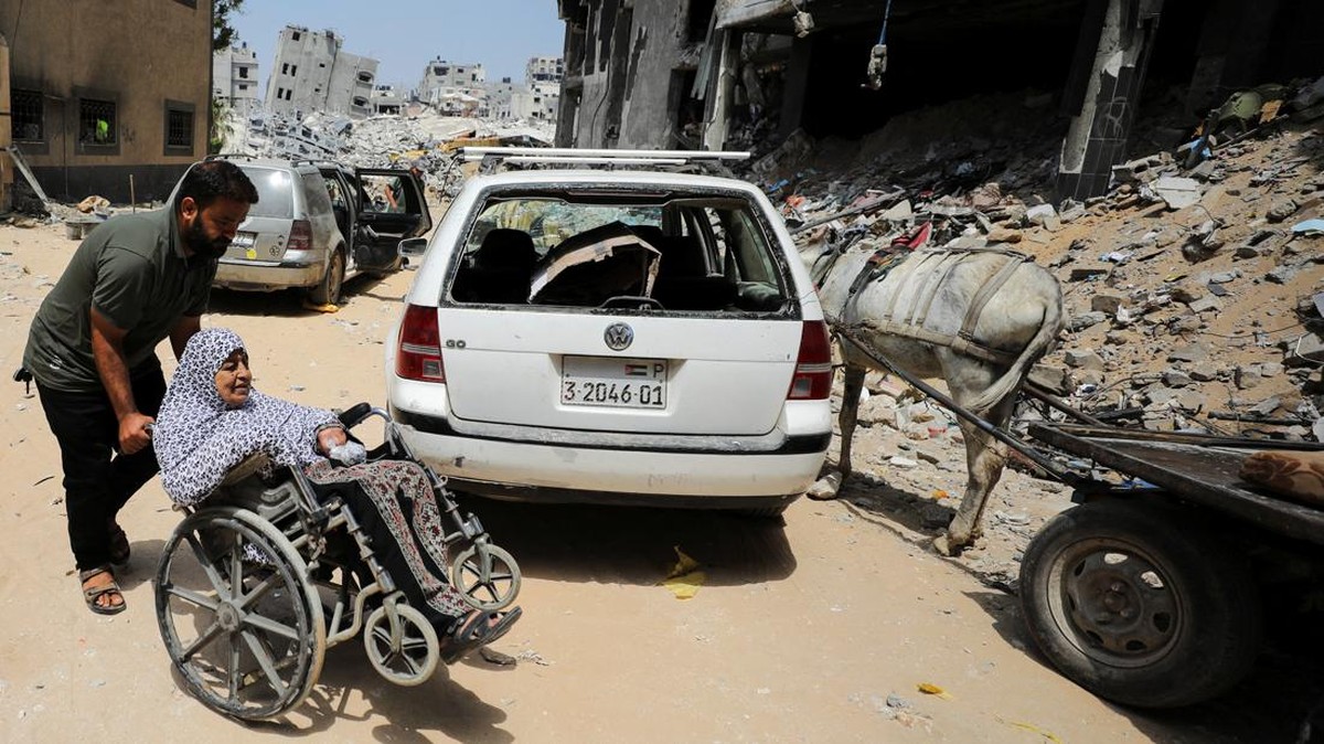 FOTO: Nestapa Warga Gaza Mesti Cuci Darah di Reruntuhan RS