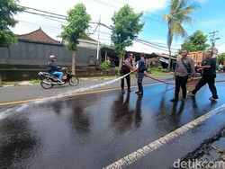 Waspada! Oli dan Solar Tumpah di Jalan Tulikup Gianyar, Belasan Motor Jatuh