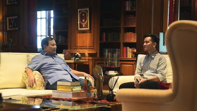 Pasangan Presiden dan Wakil Presiden terpilih, Prabowo Subianto dan Gibran Rakabuming, ngopi bareng di Hambalang.