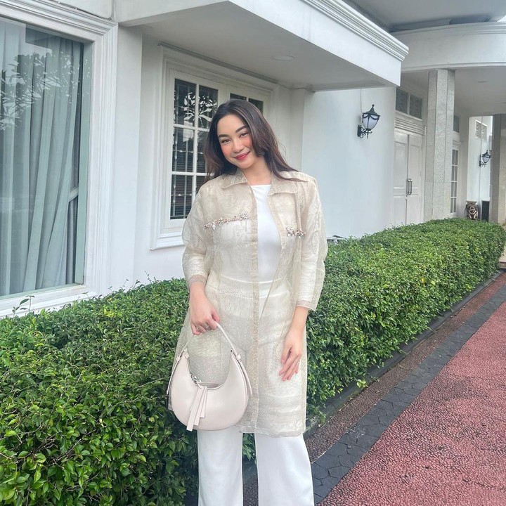 <p>Aktor Adi Bing Slamet dikaruniai tiga orang anak setelah menikah dengan Nurjanah, Bunda. Salah satu yang kerap menarik perhatian netizen adalah Ratna Kaidah Sarati. (Foto: Instagram: @key24bingss)</p>