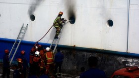 FOTO: Berjibaku Padamkan Api KM Umsini di Pelabuhan Makassar
