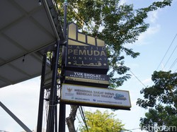 Viral Masjid di Surabaya Sediakan Makan-Tempat Tidur Gratis untuk Semua Umat