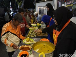 Indahnya Kebersamaan di Masjid Konsulat Surabaya, Semua Bisa Makan Gratis