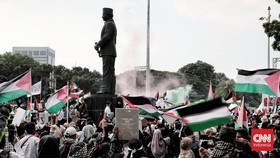 FOTO: Riuh Massa Aksi Bela Palestina Padati Patung Kuda Monas