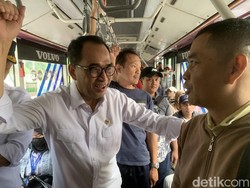 Menhub Budi Cek Halte dan Naik TransJ, Warga Minta Armada Diperbanyak
