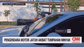 VIDEO: Pengendara Motor Jatuh Akibat Tumpahan Minyak