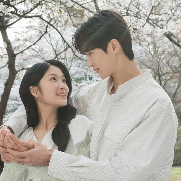 Potret Kim Hye Yoon dan Byun Woo Seok dalam drama 'Lovely Runner'