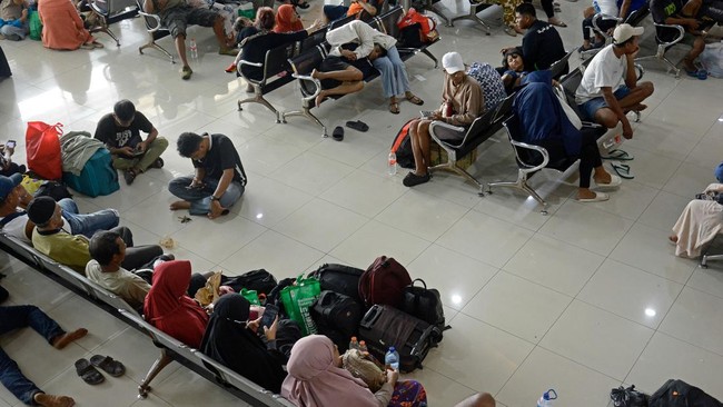 FOTO: Berjibaku Padamkan Api KM Umsini di Pelabuhan Makassar