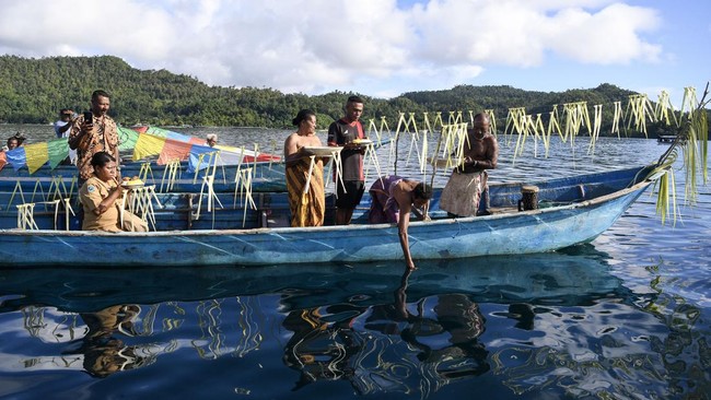 Salah satu contoh berhasil pengelolaan kawasan konservasi dapat meningkatkan penerimaan negara adalah di Kabupaten Raja Ampat.