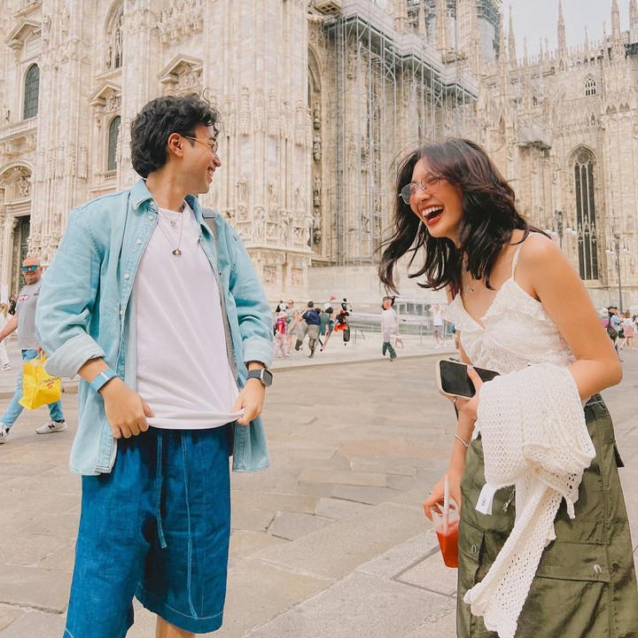 <p>Ketika pasangan ini berpose romantis, hal itu langsung menjadi sorotan netizen. "Lama-lama sudah mulai seperti pasangan romantis pada umumnya. Coba liat post pertama liburan. Malah silat wkwk," kata akun @mba*** (Foto: Instagram @vidialdiano)</p>