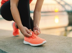 10 Tips Memilih Sepatu Olahraga yang Nyaman Sesuai Bentuk Kaki