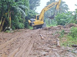 Jalan Trans Seram di Malteng 3 Hari Lumpuh, Oprit Jembatan Belum Diperbaiki