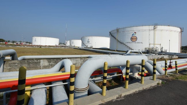 Pertamina Patra Niaga melalui Terminal Bahan Bakar Minyak (BBM) Tuban gerak cepat dalam mengatasi kebocoran pipa yang terjadi pada Senin (10/6) pukul 02.00 WIB.