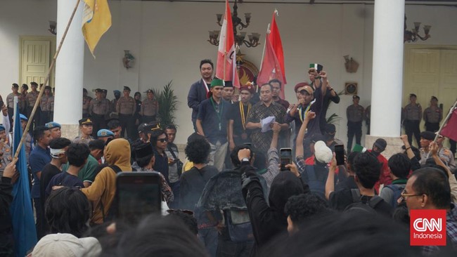 Demo peringatan darurat Indonesia merupakan respons masyarakat terhadap manuver DPR nan mengabaikan putusan MK soal syarat pencalonan Pilkada.