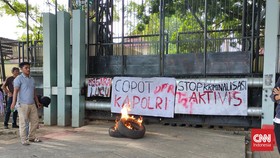 Demo Tolak TAPERA, Massa HMI Bakar Ban dan Lempari Kantor DPRD Sulsel