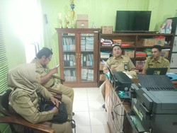 Sempat Heboh Tinggal di Gua, Guntur dan Anaknya Kini Huni Makam di Jepara